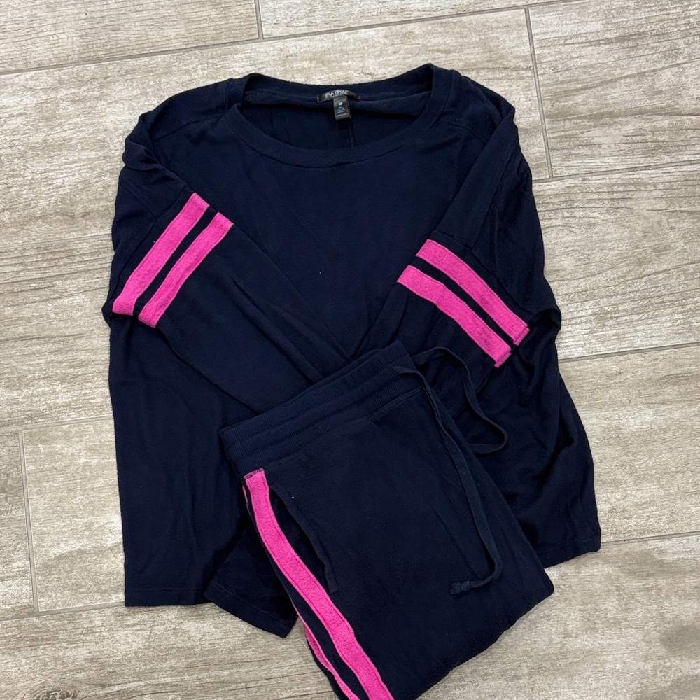 Navy and pink
Lounge outfit!